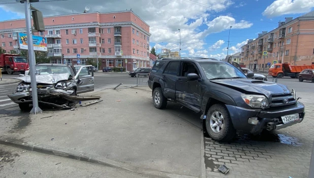 ДТП на перекрестке ул. Профинтерна и пр. Калинина в Барнауле.