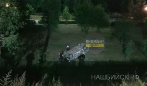 Автомобиль улетел с моста в Бийске.