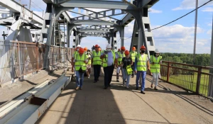 Эксперты на ремонте Старого моста в Барнауле.