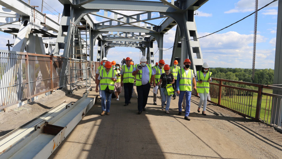Эксперты на ремонте Старого моста в Барнауле.