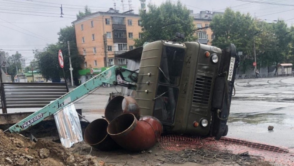В Барнауле грузовик провалился в строительную яму