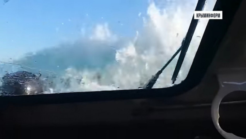 Опубликовано видео, как во время патриотической акции затонула бронемашина в Керченском проливе