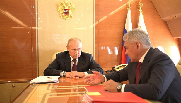 Владимир Путин и Сергей Шойгу на "борту №1".