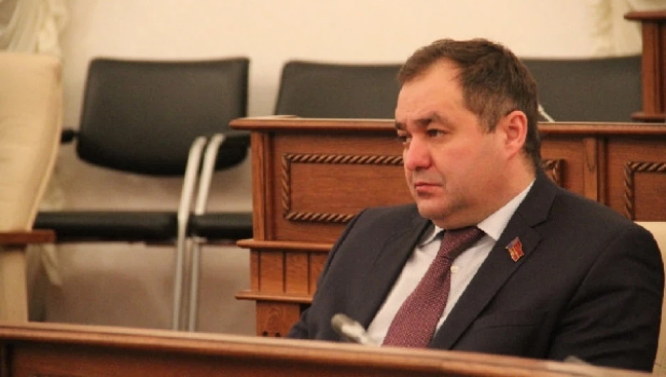 Членство алтайского депутата Кондратьева в «Единой России» поставят на паузу после обвинений в даче взятки 