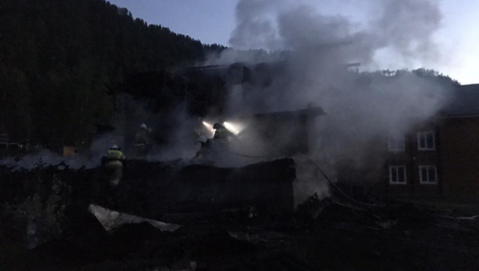 Пожар на турбазе в Алтайском крае.