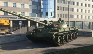 Установка танка Т-62 в Барнауле.