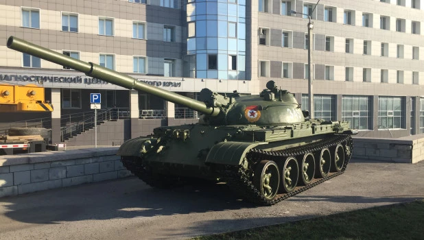 Установка танка Т-62 в Барнауле.