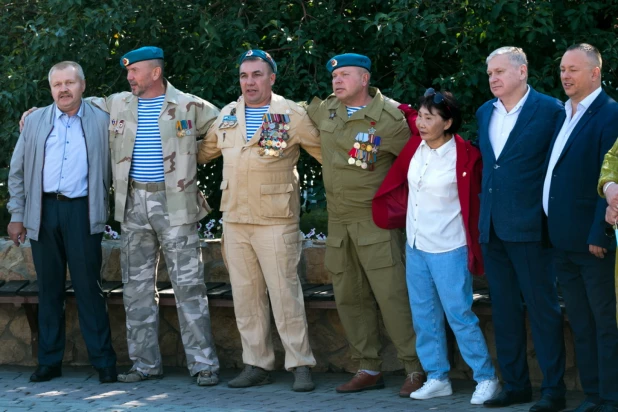 Церемония закладки сквера Десантников в Барнауле.