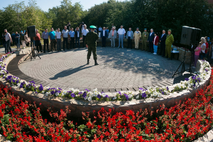 Церемония закладки сквера Десантников в Барнауле.