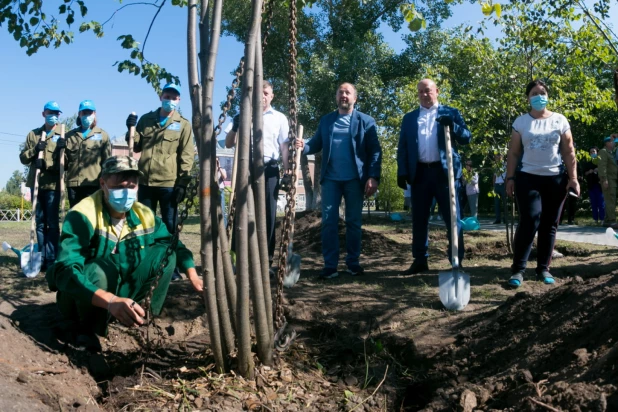 Церемония закладки сквера Десантников в Барнауле.