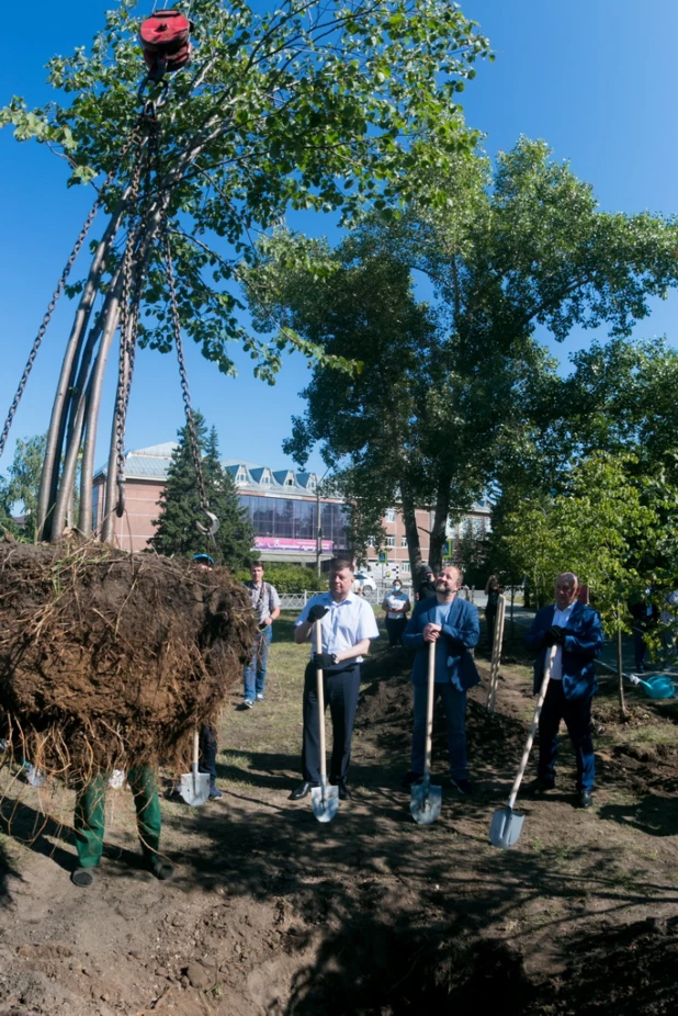 Церемония закладки сквера Десантников в Барнауле.