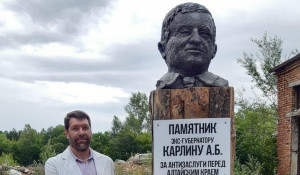 Памятник А.Б. Карлину за "антизасулги перед Алтайским краем".