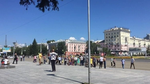 Барнаульцы вышли на площадь, чтобы поддержать хабаровского экс-губернатора 1 августа 2020.