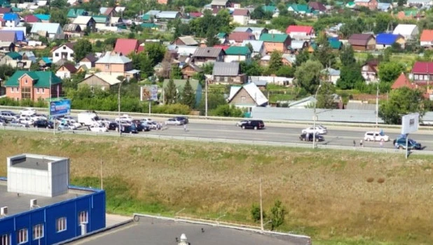 В Новосибирске десантники перекрыли мост. 