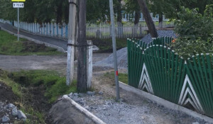 Красноярский тротуар с тремя столбами.