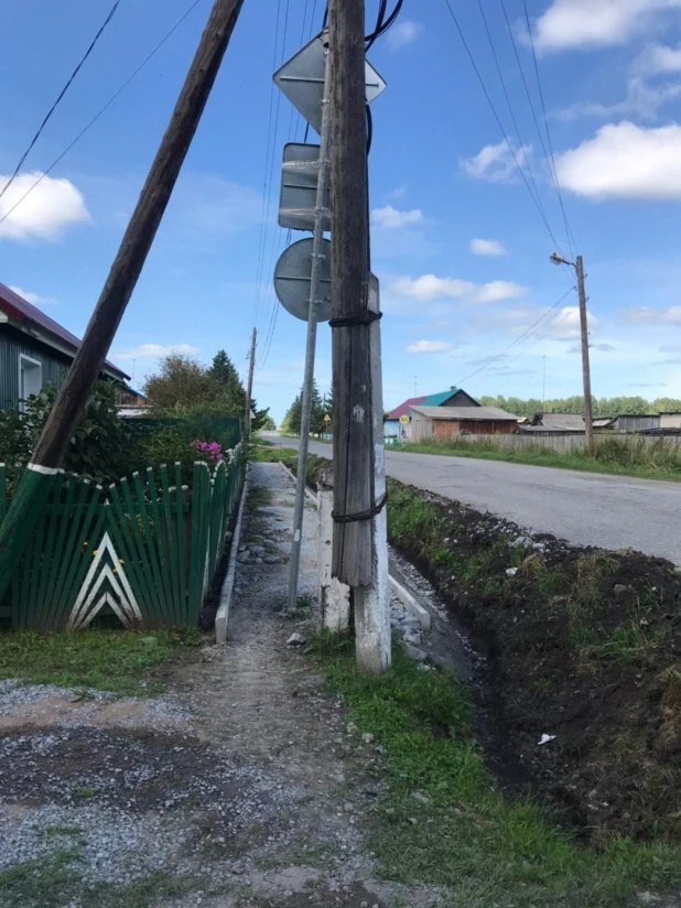 Красноярский тротуар с тремя столбами.