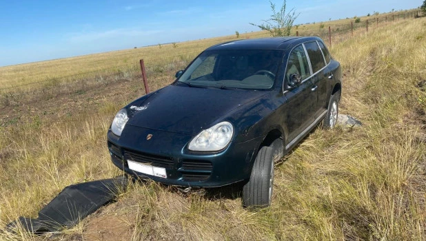 Porsche Cayenne не победил противотранспортный ров.