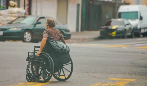 Мужчина в инвалидной коляске. 