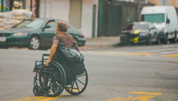 Мужчина в инвалидной коляске. 