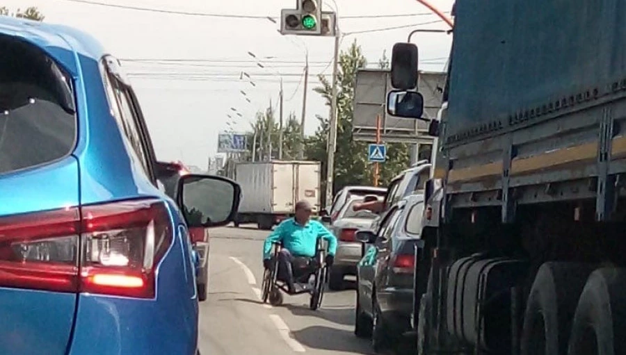 Инвалид-колясочник просит денег у барнаульских водителей.