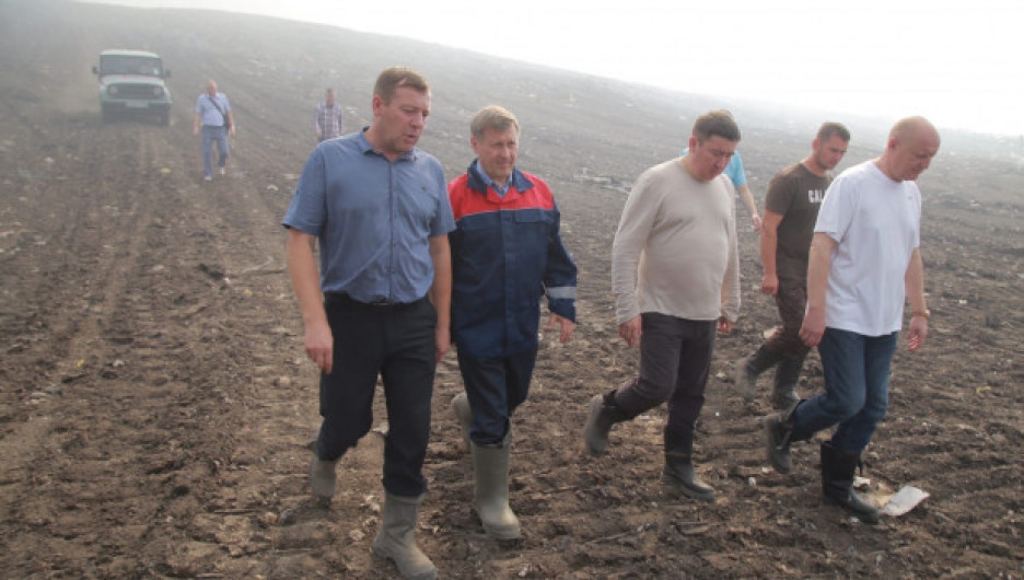 В Новосибирске никак не могут потушить пожар на крупнейшем мусорном полигоне