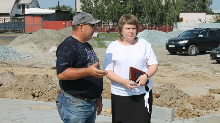 Евгения Гордиенко инспектирует благоустройства парка на ул. Речной. Август 2020 года.