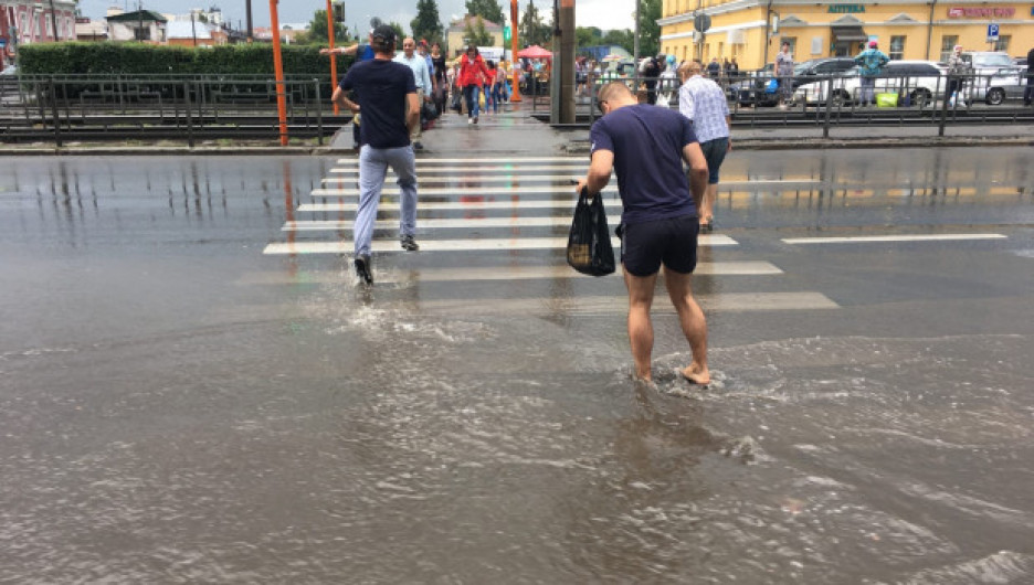 Мощный ливень обернулся потопом в центре Барнаула