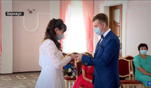 В Барнауле поженились врачи из ковидного госпиталя