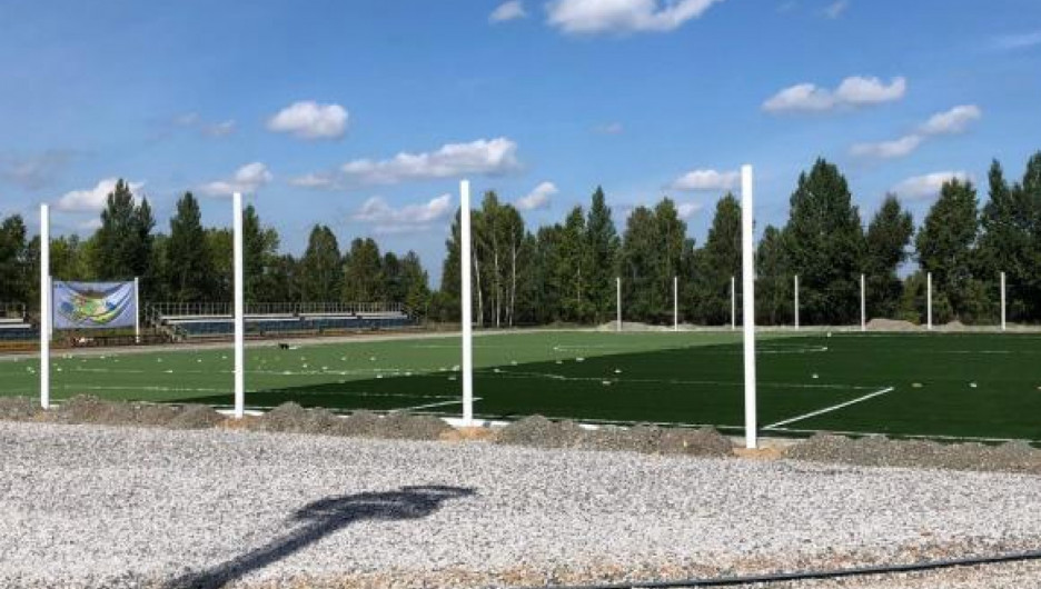 Строители ответят за футбольное поле в Заринске, которое к приезду Томенко сделали неправильно