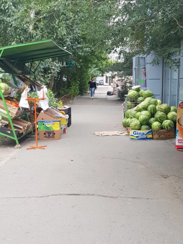 Арбузы продают в Барнауле. 