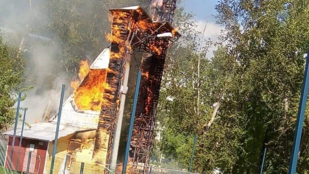 В парке "Изумрудный" сгорел скалодром.