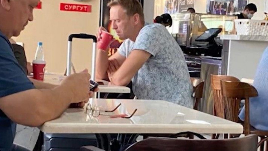 Навальный пьет чай, после которого почувствовал себя плохо.
