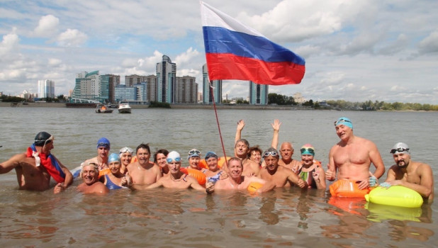 Алтайские моржи переплыли Обь в Барнауле с флагом в руках