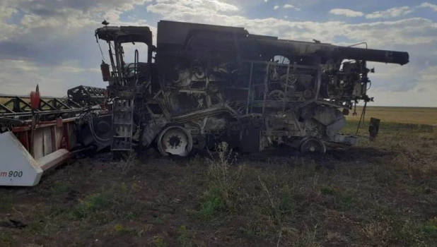 В Алтайском крае подожгли четыре комбайна.