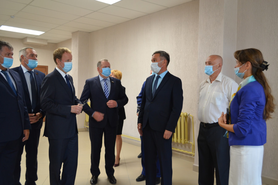 Губернатор Алтайского края Виктор Томенко посетил Дом культуры в с. Родино.