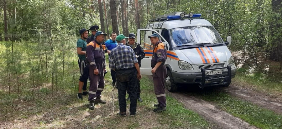 В алтайском лесу заблудился дедушка.