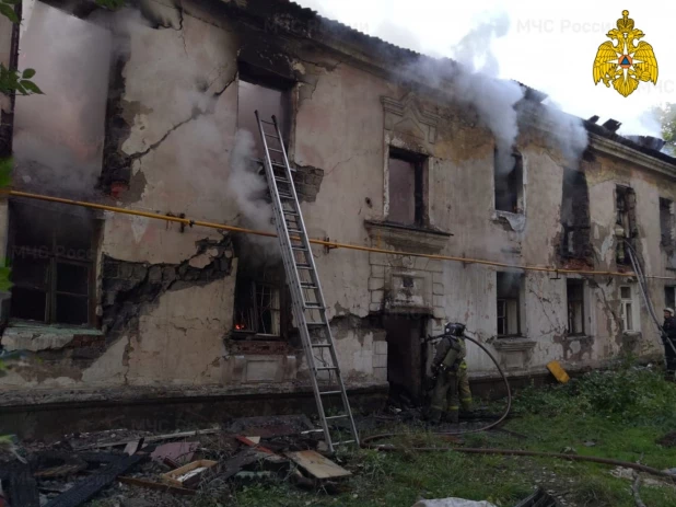 Пожар в расселенном доме в Барнауле.