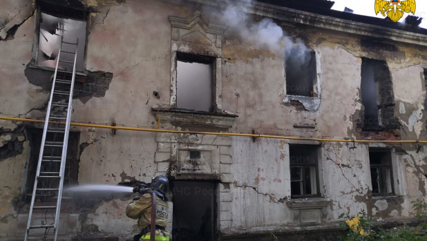 Пожар в расселенном доме в Барнауле.