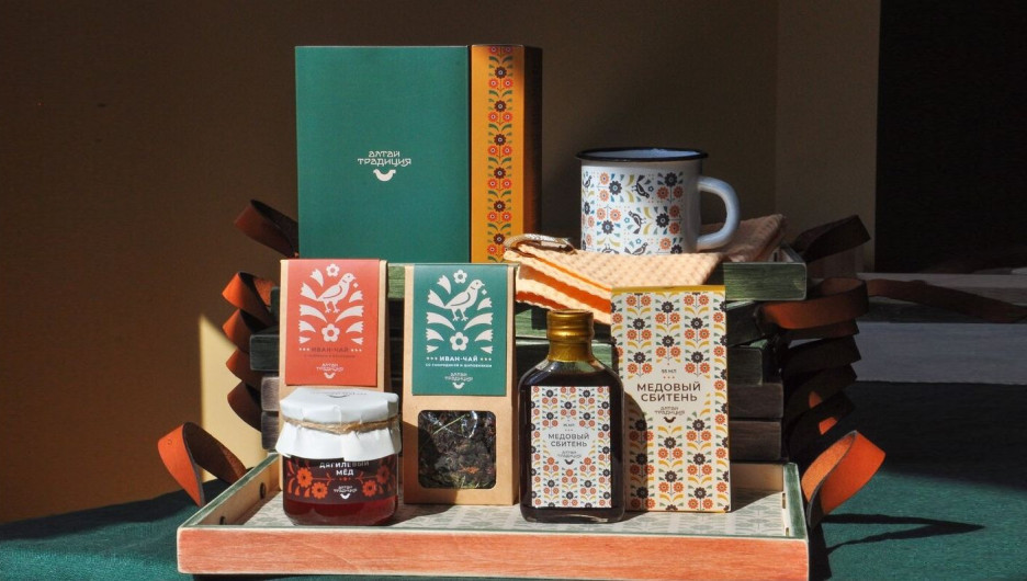 Коллекция сувенирных продуктов серии Алтай Традиция по мотивам домовой росписи Алтая.