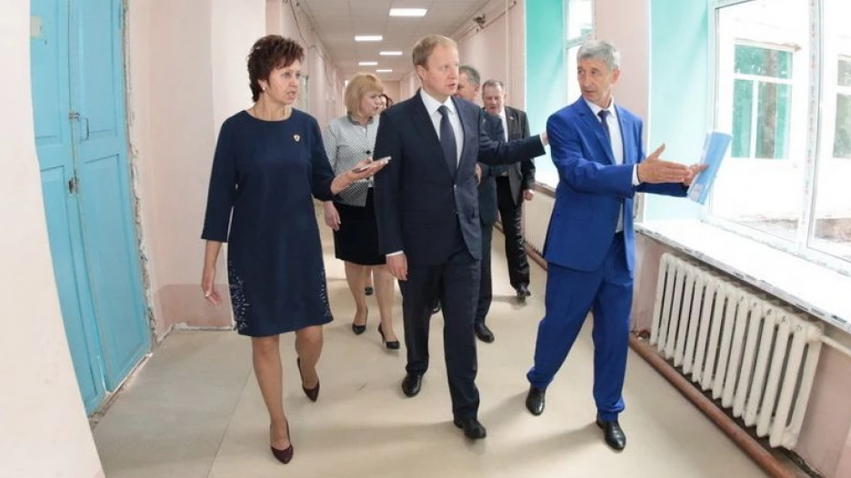 В школе №5 Виктора Томенко сопровождают директор Ольга Могельницкая и глава района Сергей Балухин. Август 2018 года. 
