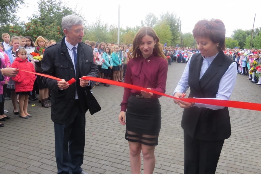Сергей Балухин и Ольга Могельницкая открывают школу №5 после ремонта. Сентябрь 2018 года. 