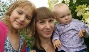  Победительница розыгрыша Евгения Смольникова с детьми: Ариной и Настей. 