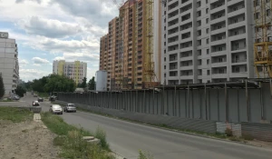 Новостройки в Барнауле вдоль пер. Ядринцева. Слева - участок под автостоянку. 