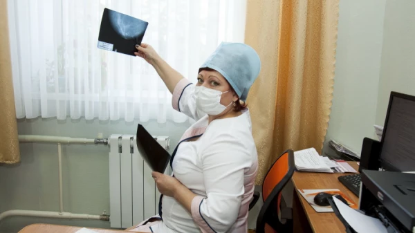 Доктор совращает пациентку в смотровом кабинете и трахает на медицинском кресле - смотреть онлайн
