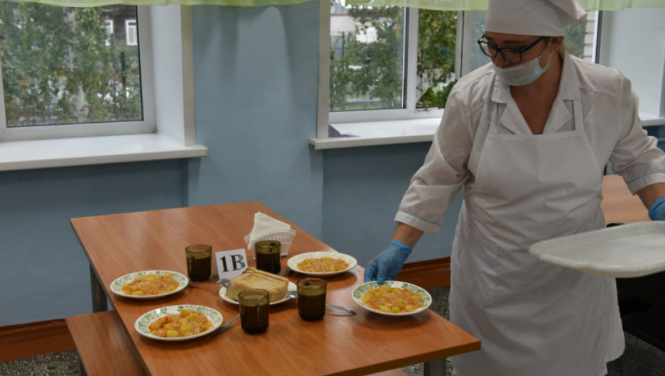 "Не проводилась витаминизация компота": на алтайских школьных кухнях нашли новые нарушения 