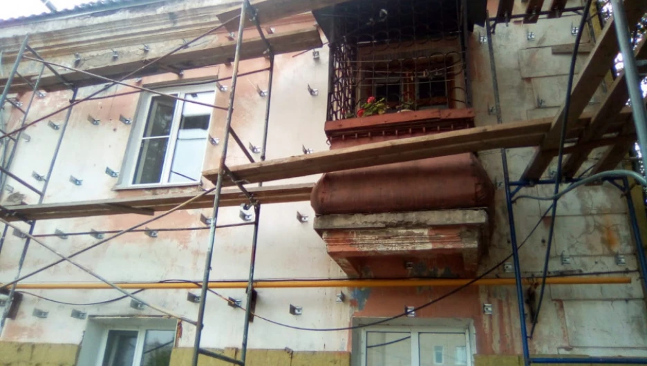 Разбирательство с гнилым домом в Барнауле обернулось уголовным делом о халатности