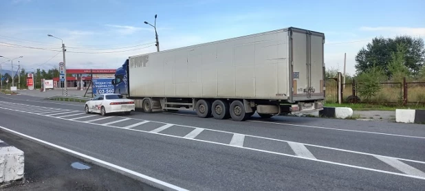 Грузовик с черной икрой задержали в Иркутской области.