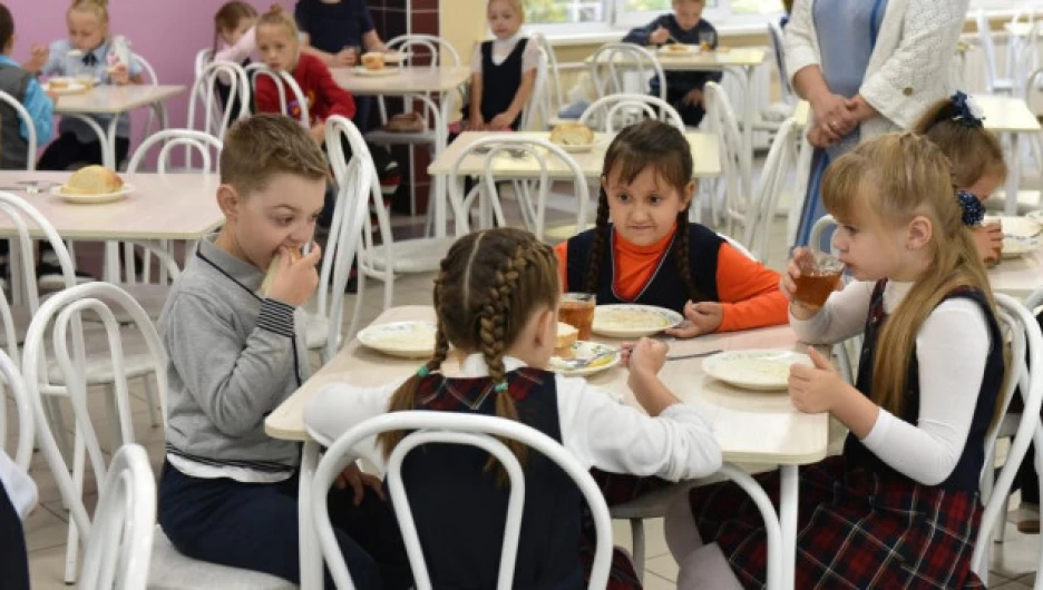 Барнаульским школьникам добавили в обеды мясо, но все может поменяться 