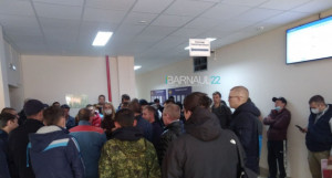 Барнаульцы в очереди на регистрацию транспортного средства.