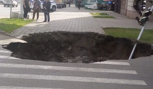 Провал на пешеходном переходе в Барнауле.